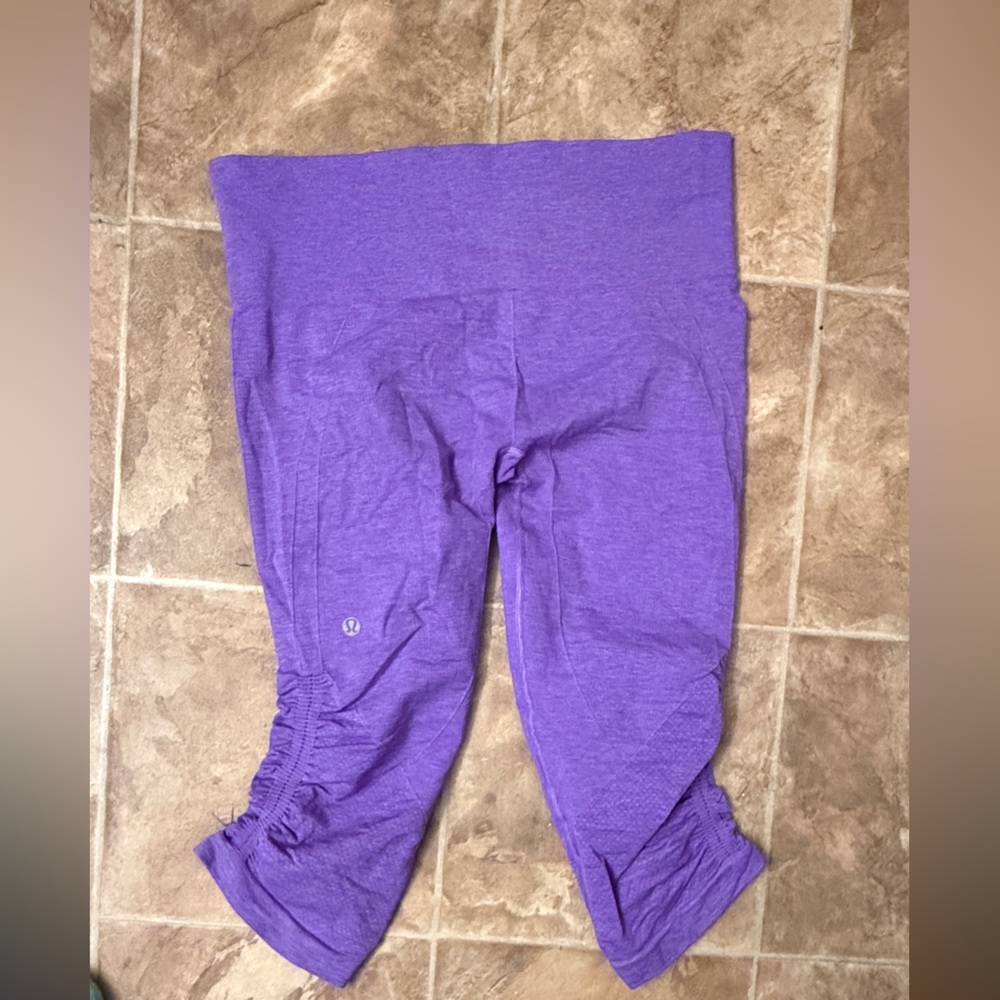 Lululemon In the Flow Crop II , Capri pants size 8/medium - purple - EUC